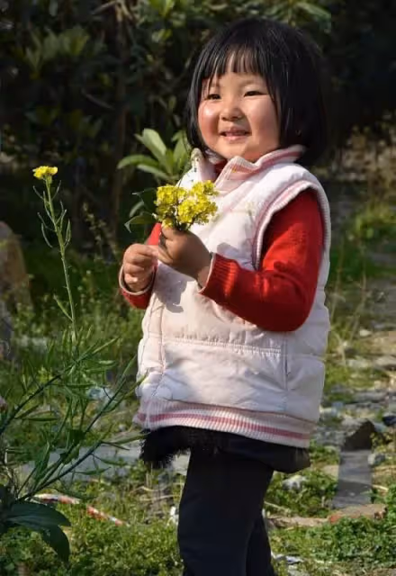 6歲女童剛出生被生父撇下不管，狠心媽還帶走220多萬救命錢消失，無奈認保姆為媽