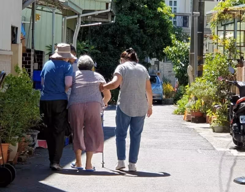 被兄長逼辭職長照母，孝女3年無休把屎尿累出一身病，盼休息1月調養卻慘遭大哥責備，崩潰求救