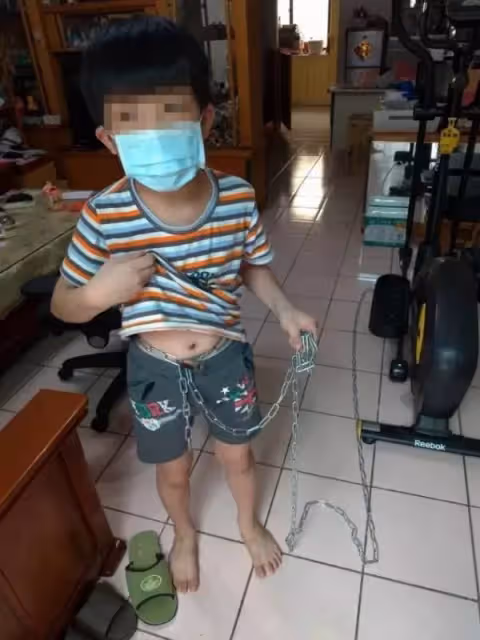 媽媽，你可不可以來救我，苗栗單親父上班，把8歲兒鐵鍊困家中，求救生母解救，網友：不要讓孩子承擔父母的錯。