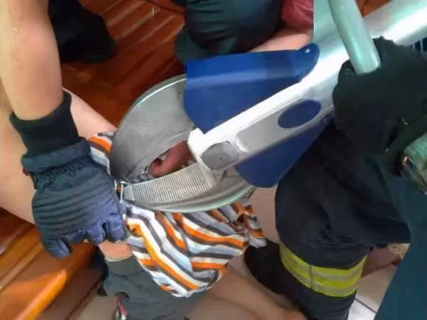 媽媽，你可不可以來救我，苗栗單親父上班，把8歲兒鐵鍊困家中，求救生母解救，網友：不要讓孩子承擔父母的錯。