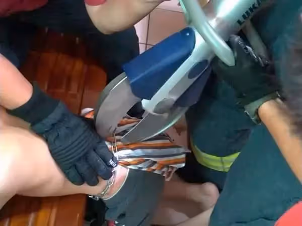 媽媽，你可不可以來救我，苗栗單親父上班，把8歲兒鐵鍊困家中，求救生母解救，網友：不要讓孩子承擔父母的錯。