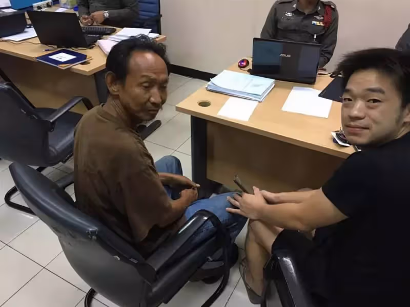 街友路上撿到2萬現金「秒送到警局」 失主感恩回禮讓他驚喜：不用睡街頭了