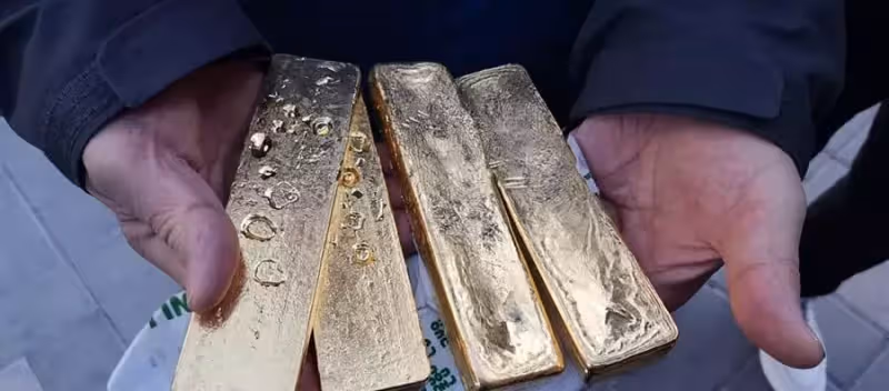 街友路上撿到2萬現金「秒送到警局」 失主感恩回禮讓他驚喜：不用睡街頭了