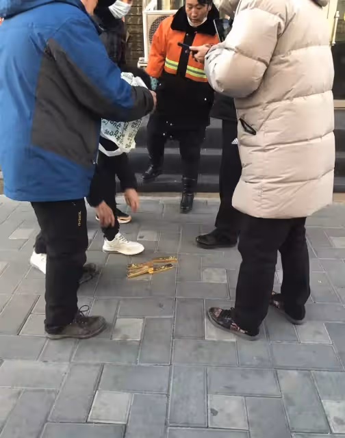 街友路上撿到2萬現金「秒送到警局」 失主感恩回禮讓他驚喜：不用睡街頭了