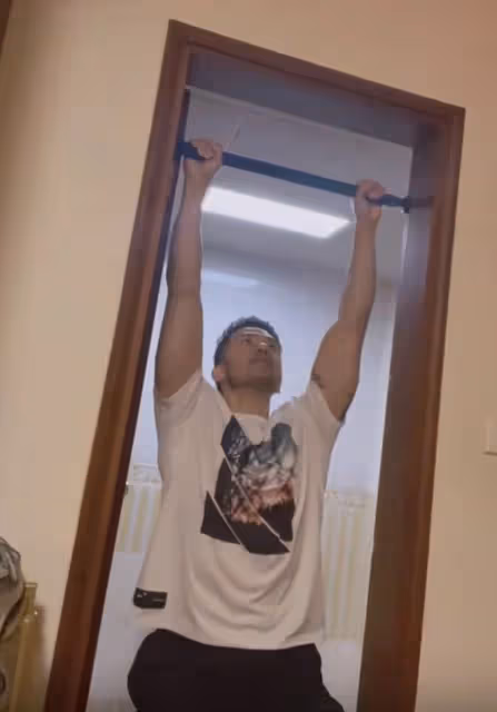 TVB男星沈震軒上海隔離,住所內景曝光,仍在用老式電視機太節儉