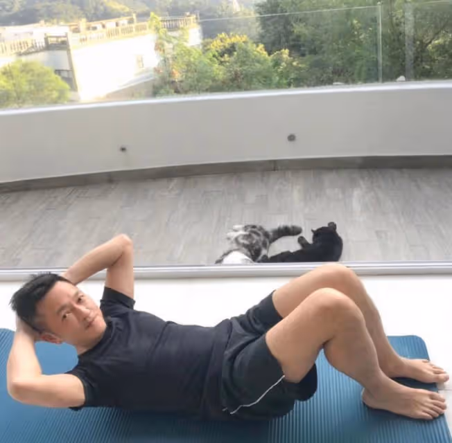 50歲劉小慧近況,嫁蘇志威住過億豪宅生活愜意,月花超3萬養寵物