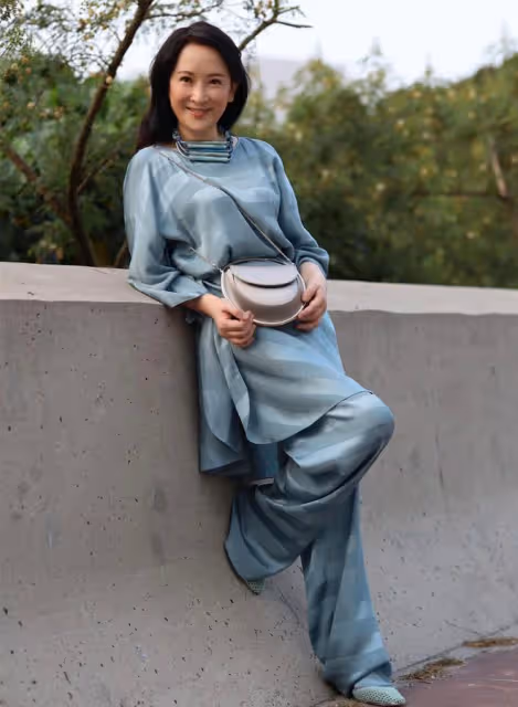 龔慈恩罕曬母女合影,同穿仙女裙被贊像姐妹,22歲女兒身材苗條