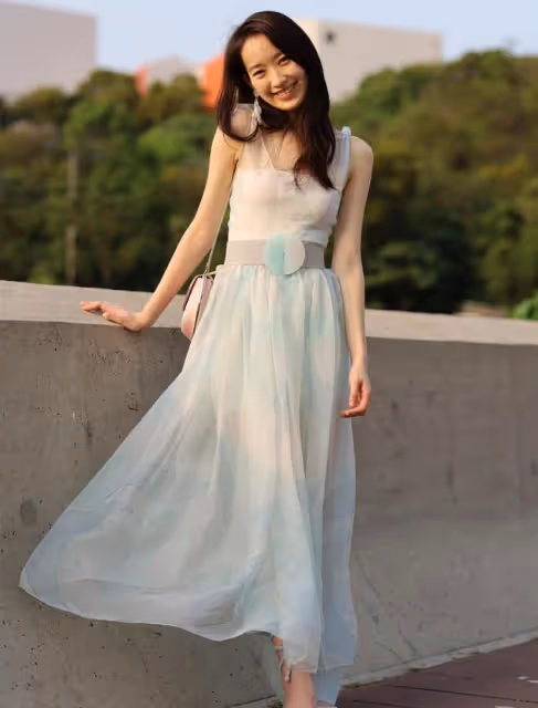 龔慈恩罕曬母女合影,同穿仙女裙被贊像姐妹,22歲女兒身材苗條