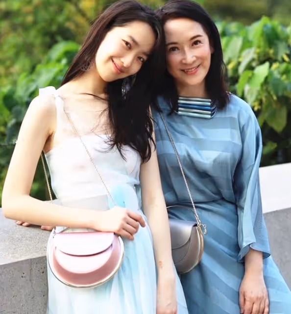 龔慈恩罕曬母女合影,同穿仙女裙被贊像姐妹,22歲女兒身材苗條