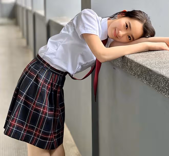 龔慈恩罕曬母女合影,同穿仙女裙被贊像姐妹,22歲女兒身材苗條