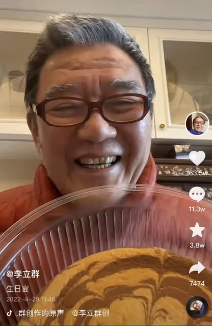 李立群封控中慶70大壽,吃隔夜土豆大讚好吃,獲粉絲祝福抱拳感謝