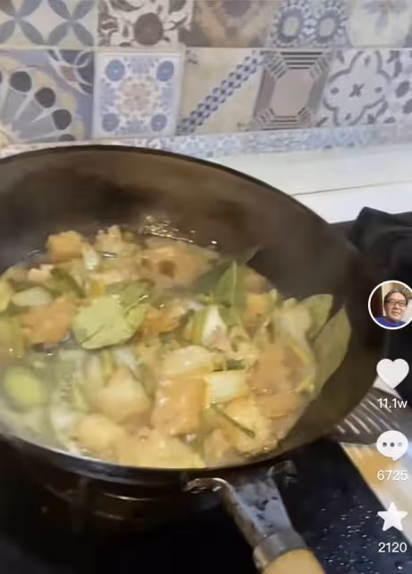 李立群封控中慶70大壽,吃隔夜土豆大讚好吃,獲粉絲祝福抱拳感謝