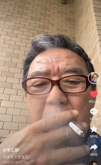 李立群封控中慶70大壽,吃隔夜土豆大讚好吃,獲粉絲祝福抱拳感謝