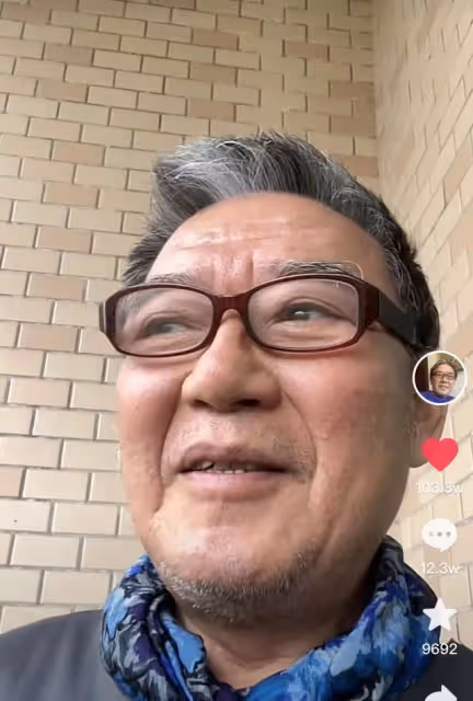 李立群封控中慶70大壽,吃隔夜土豆大讚好吃,獲粉絲祝福抱拳感謝
