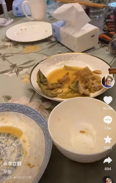 李立群封控中慶70大壽,吃隔夜土豆大讚好吃,獲粉絲祝福抱拳感謝