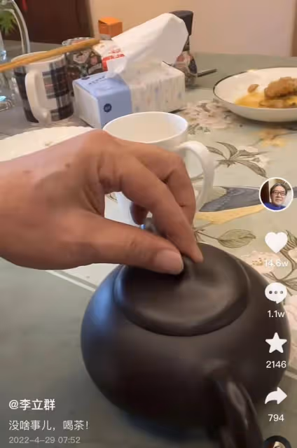 李立群封控中慶70大壽,吃隔夜土豆大讚好吃,獲粉絲祝福抱拳感謝