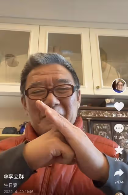 李立群封控中慶70大壽,吃隔夜土豆大讚好吃,獲粉絲祝福抱拳感謝