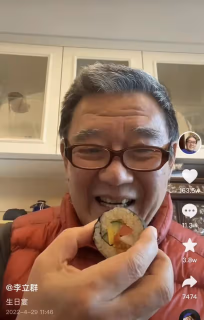 李立群封控中慶70大壽,吃隔夜土豆大讚好吃,獲粉絲祝福抱拳感謝