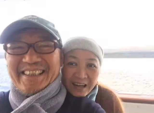 李立群封控中慶70大壽,吃隔夜土豆大讚好吃,獲粉絲祝福抱拳感謝