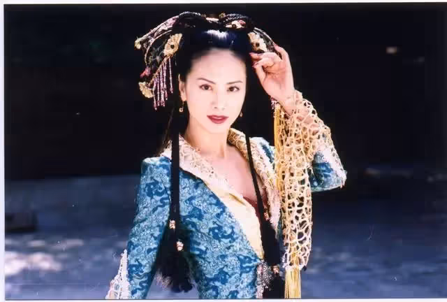 15歲出道！35歲獲金鐘獎影后　被譽台灣第一美人「感情卻一波三折」半百仍單身一人