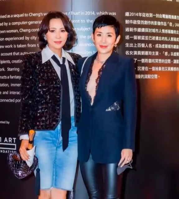 吳君如罕曬14歲女兒近照，緊身背心搭闊腿褲星味十足，一雙筷子腿超迷人，網：妥妥的美人胚子