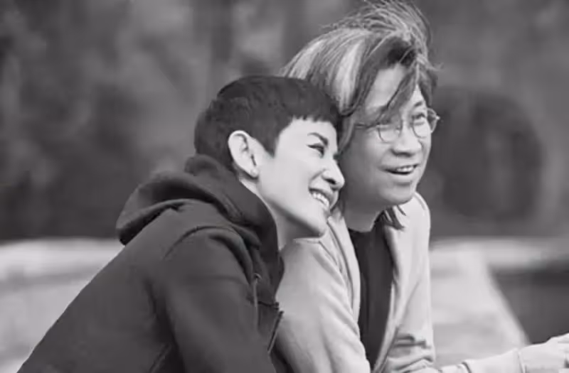 吳君如罕曬14歲女兒近照，緊身背心搭闊腿褲星味十足，一雙筷子腿超迷人，網：妥妥的美人胚子