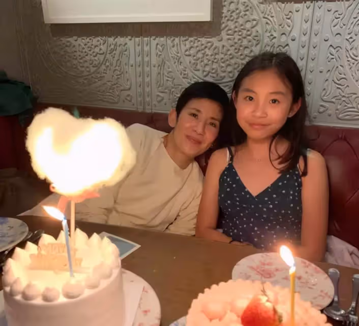 吳君如罕曬14歲女兒近照，緊身背心搭闊腿褲星味十足，一雙筷子腿超迷人，網：妥妥的美人胚子