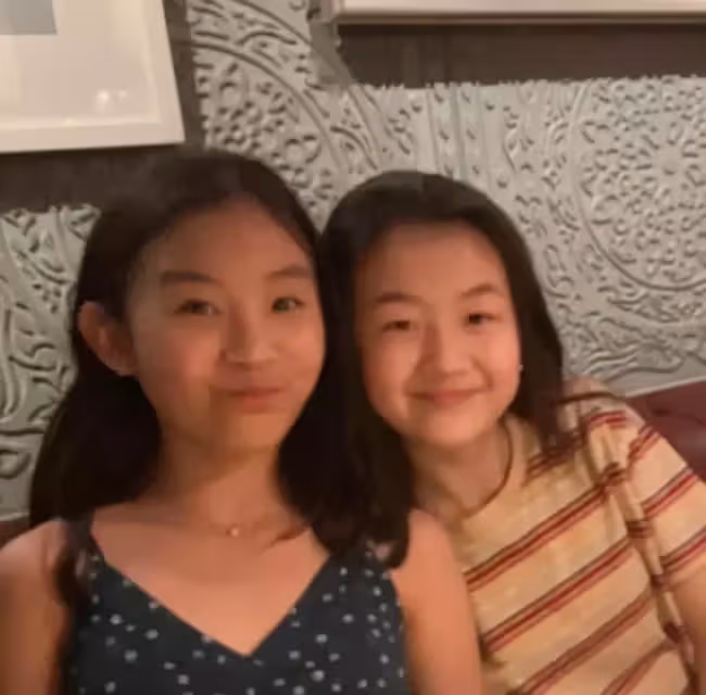 吳君如罕曬14歲女兒近照，緊身背心搭闊腿褲星味十足，一雙筷子腿超迷人，網：妥妥的美人胚子