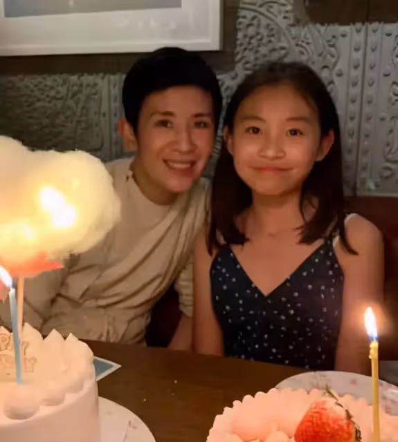 吳君如罕曬14歲女兒近照，緊身背心搭闊腿褲星味十足，一雙筷子腿超迷人，網：妥妥的美人胚子