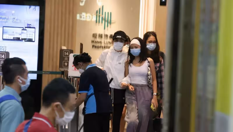 吳君如罕曬14歲女兒近照，緊身背心搭闊腿褲星味十足，一雙筷子腿超迷人，網：妥妥的美人胚子