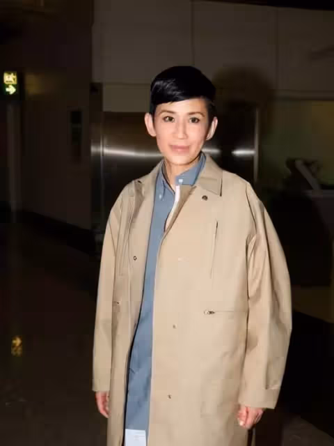 吳君如罕曬14歲女兒近照，緊身背心搭闊腿褲星味十足，一雙筷子腿超迷人，網：妥妥的美人胚子