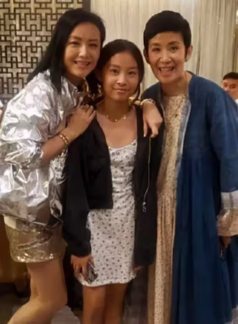 吳君如罕曬14歲女兒近照，緊身背心搭闊腿褲星味十足，一雙筷子腿超迷人，網：妥妥的美人胚子