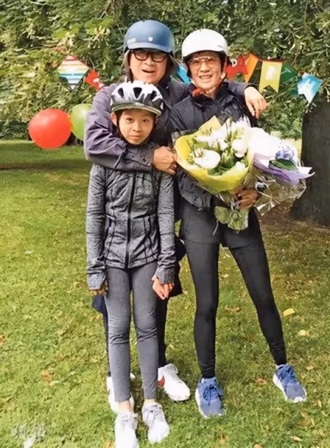 吳君如罕曬14歲女兒近照，緊身背心搭闊腿褲星味十足，一雙筷子腿超迷人，網：妥妥的美人胚子