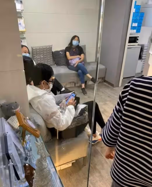 吳君如罕曬14歲女兒近照，緊身背心搭闊腿褲星味十足，一雙筷子腿超迷人，網：妥妥的美人胚子