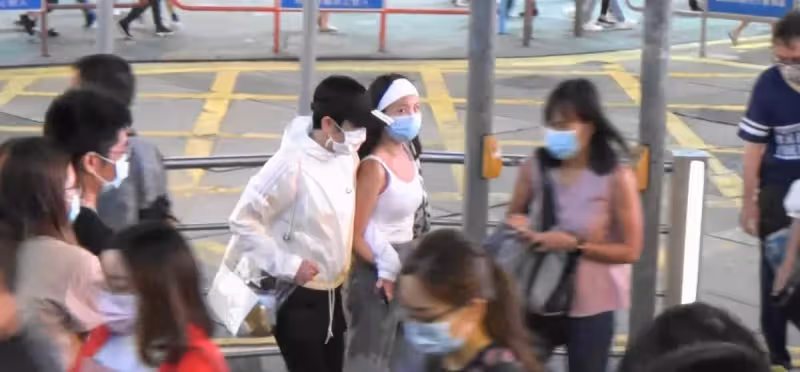 吳君如罕曬14歲女兒近照，緊身背心搭闊腿褲星味十足，一雙筷子腿超迷人，網：妥妥的美人胚子