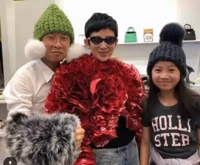 吳君如罕曬14歲女兒近照，緊身背心搭闊腿褲星味十足，一雙筷子腿超迷人，網：妥妥的美人胚子