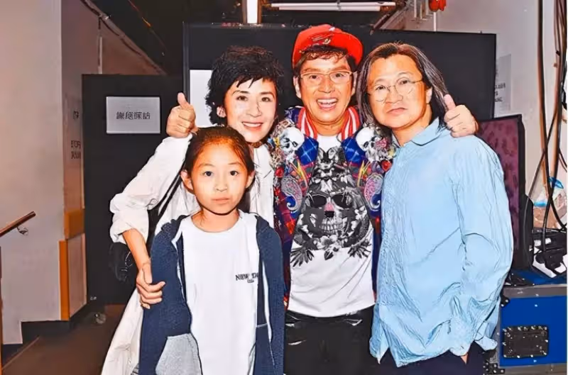 吳君如罕曬14歲女兒近照，緊身背心搭闊腿褲星味十足，一雙筷子腿超迷人，網：妥妥的美人胚子