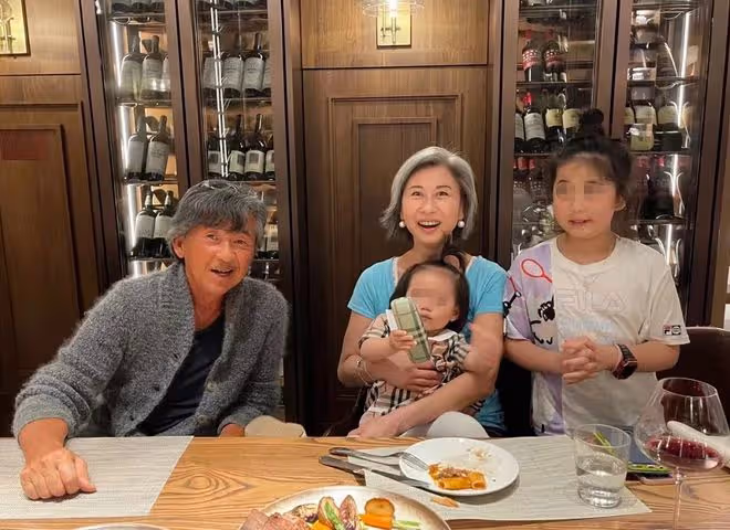 林子祥夫婦廣州旅遊，葉倩文抱娃盡顯母愛，結婚26年不後悔沒生育