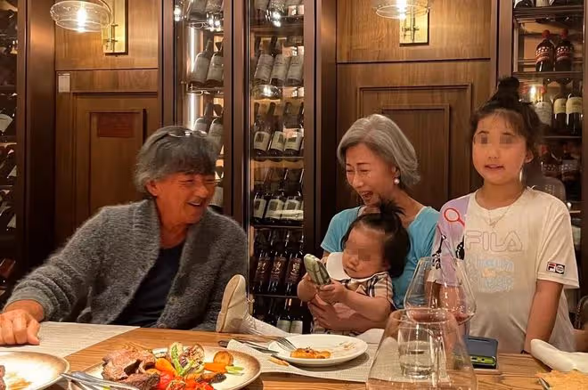 林子祥夫婦廣州旅遊,葉倩文抱娃盡顯母愛,結婚26年不後悔沒生育