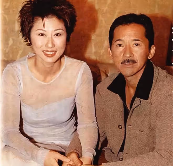 林子祥夫婦廣州旅遊,葉倩文抱娃盡顯母愛,結婚26年不後悔沒生育
