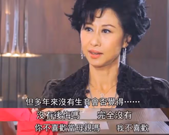 林子祥夫婦廣州旅遊,葉倩文抱娃盡顯母愛,結婚26年不後悔沒生育