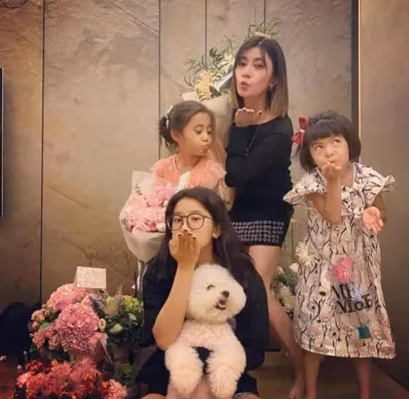 賈靜雯更新女兒日常,孩子又變樣了,老大和老二越來越像