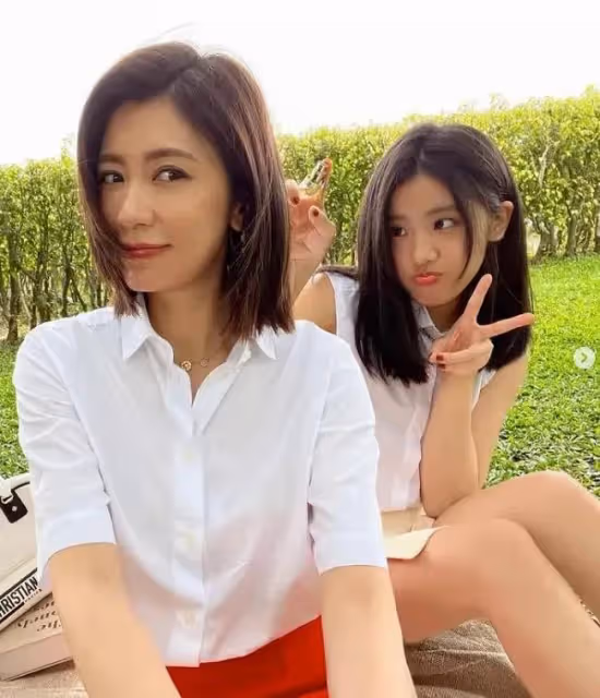 賈靜雯更新女兒日常,孩子又變樣了,老大和老二越來越像