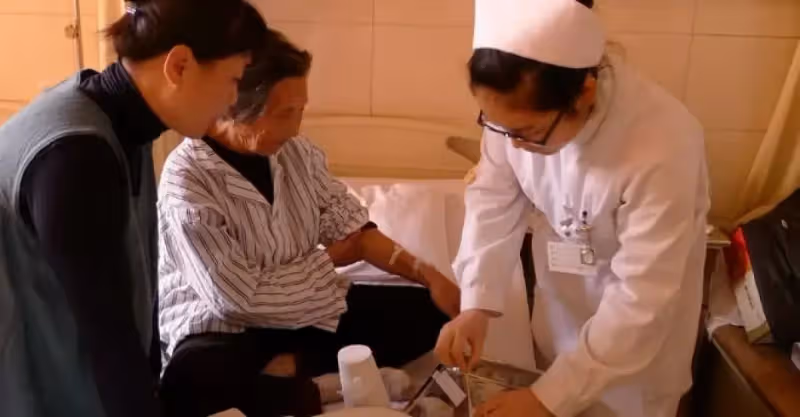「你媽都那麼大歲數了，看病還得花錢，不如讓她自生自滅算了」