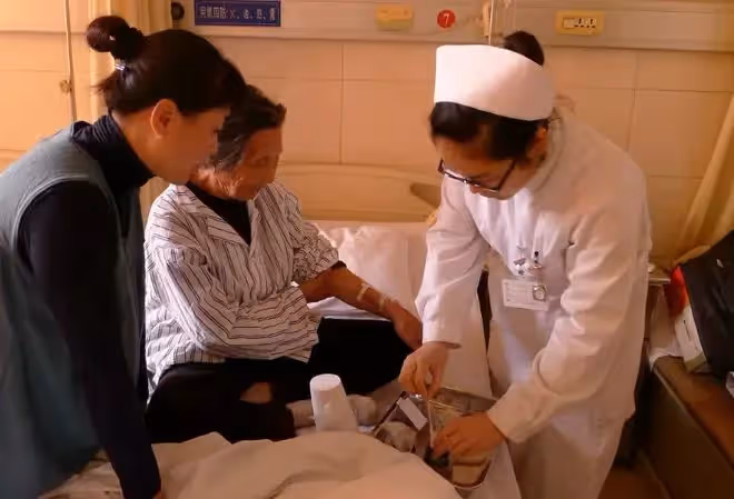 「你媽都那麼大歲數了,看病還得花錢,不如讓她自生自滅算了」