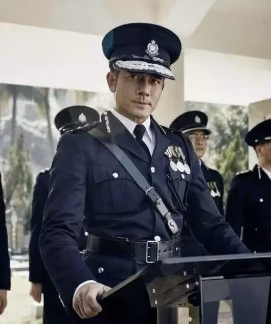 四大天王警服比拼:郭富城一身正氣張學友痞氣,最帥不是劉德華