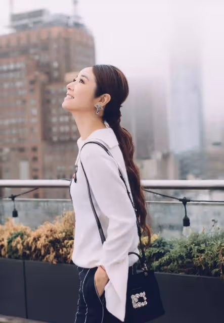 林心如低馬尾配白色衛衣像18歲,但看到未修圖的滿臉皺紋,網友:信你有45歲