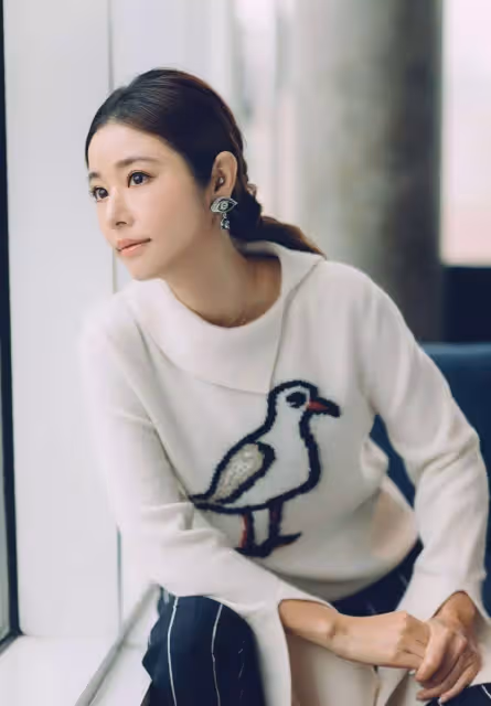 林心如低馬尾配白色衛衣像18歲,但看到未修圖的滿臉皺紋,網友:信你有45歲