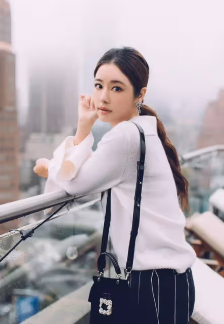 林心如低馬尾配白色衛衣像18歲,但看到未修圖的滿臉皺紋,網友:信你有45歲