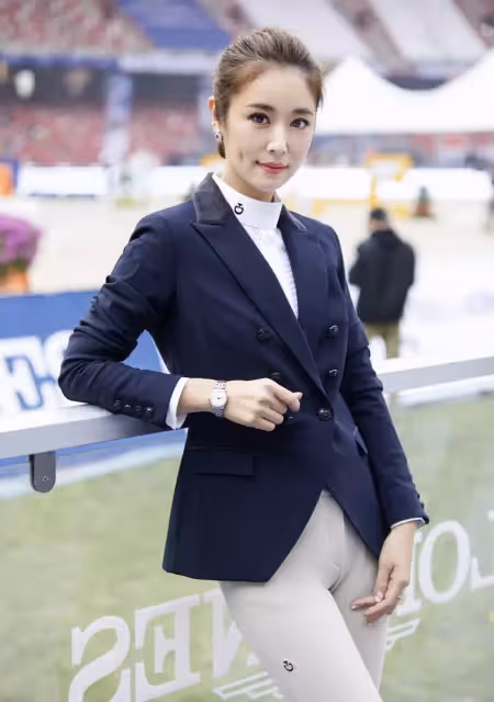 林心如低馬尾配白色衛衣像18歲,但看到未修圖的滿臉皺紋,網友:信你有45歲